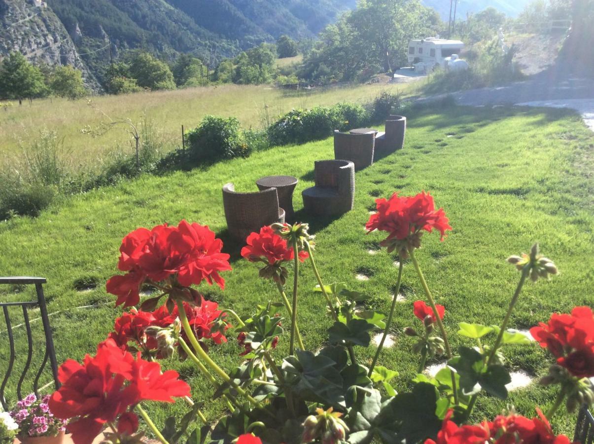 Clot De Felines Chambre Spacieuse Hotel Entrevaux Exterior photo