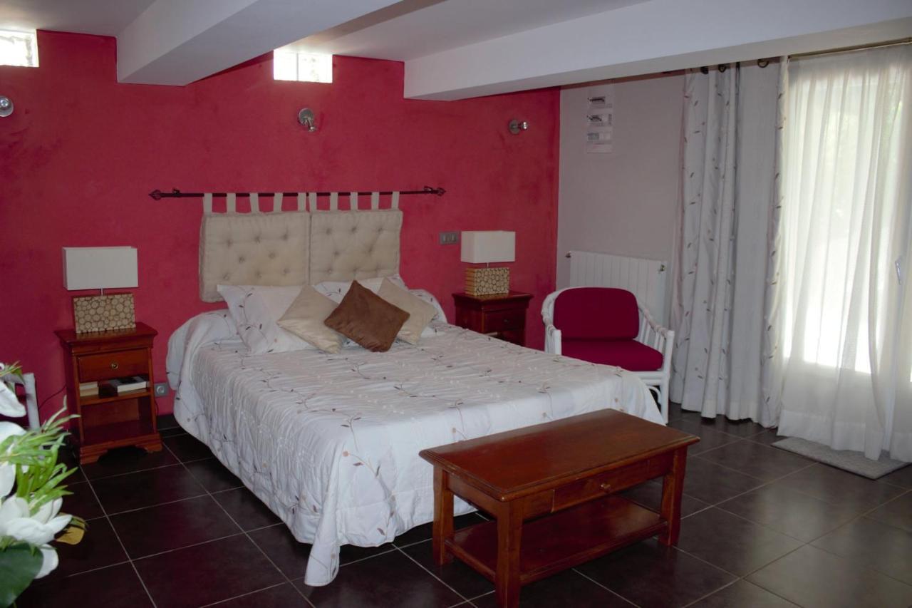 Clot De Felines Chambre Spacieuse Hotel Entrevaux Exterior photo